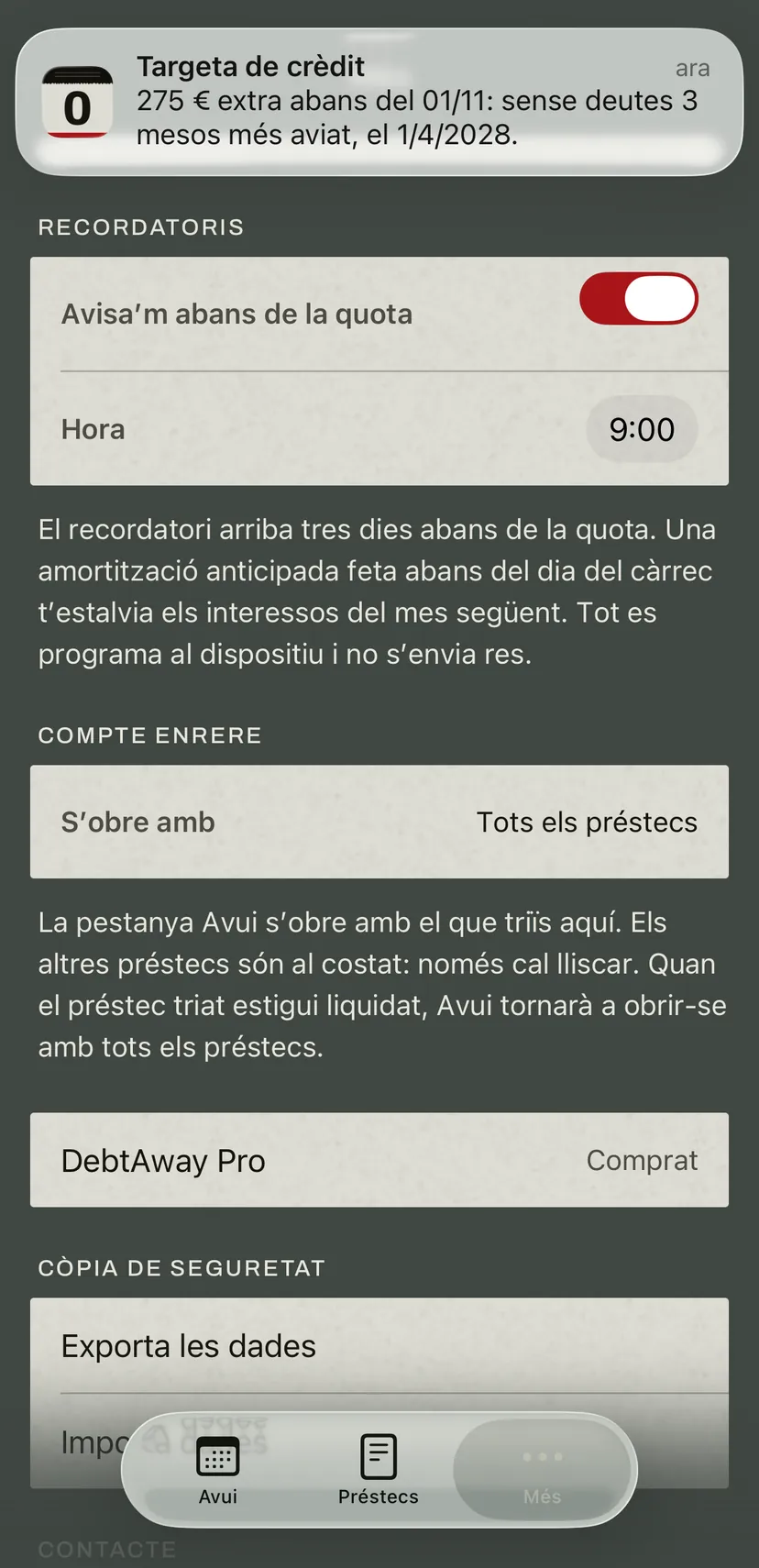 Una notificació de l’aplicació sobre la targeta de crèdit: un import extra abans del proper dia de càrrec i la data en què quedaries sense deutes. A sota, l’opció de recordatoris amb l’hora.
