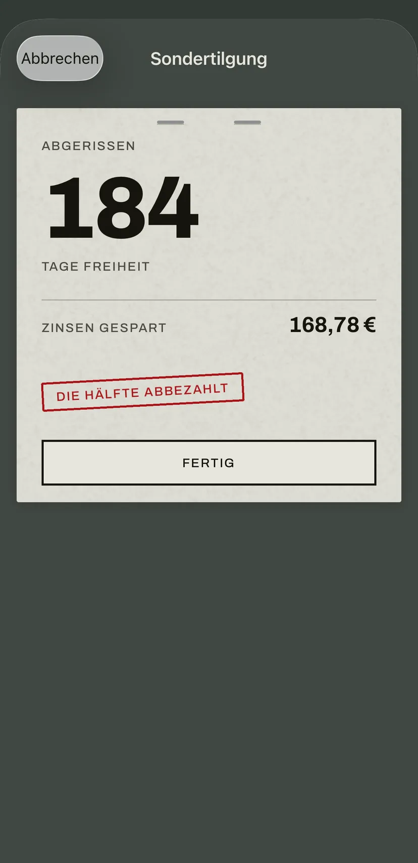 Das Ergebnis einer Sondertilgung auf die Kreditkarte: die Tage, die du früher frei bist, die gesparten Zinsen und der rote Stempel „Die Hälfte abbezahlt“.