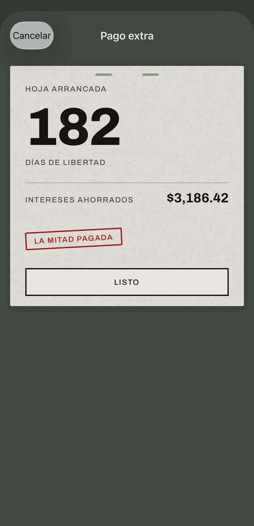 El resultado de un pago extra en la tarjeta de crédito: los días que quedas libre antes, los intereses ahorrados y el sello rojo “La mitad pagada”.
