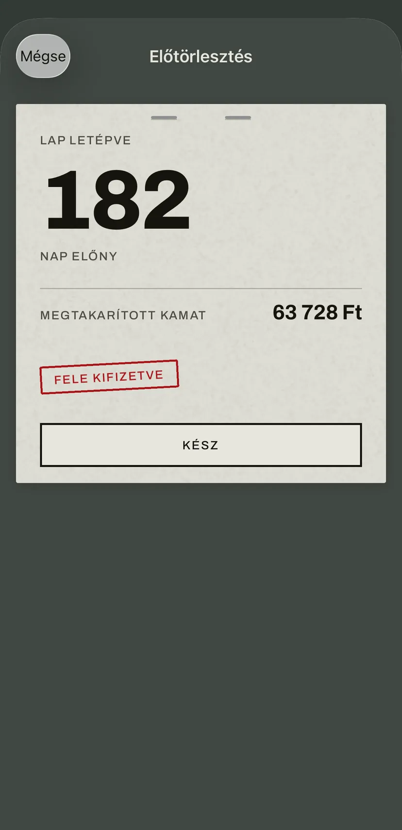 Egy hitelkártyás előtörlesztés eredménye: a napok, amennyivel hamarabb leszel adósságmentes, a megtakarított kamat és a piros „Fele kifizetve” pecsét.