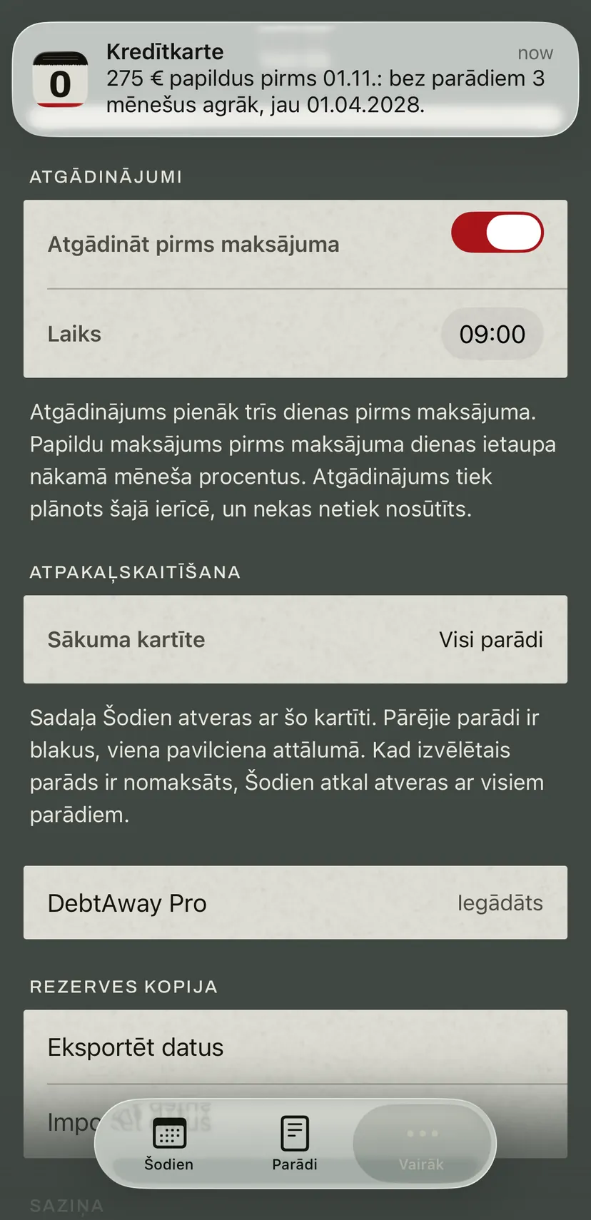 Lietotnes paziņojums par kredītkarti: papildu summa pirms nākamās maksājuma dienas un datums, kad jūs tad būtu bez parādiem. Zem tā atgādinājumu iestatījums ar laiku.