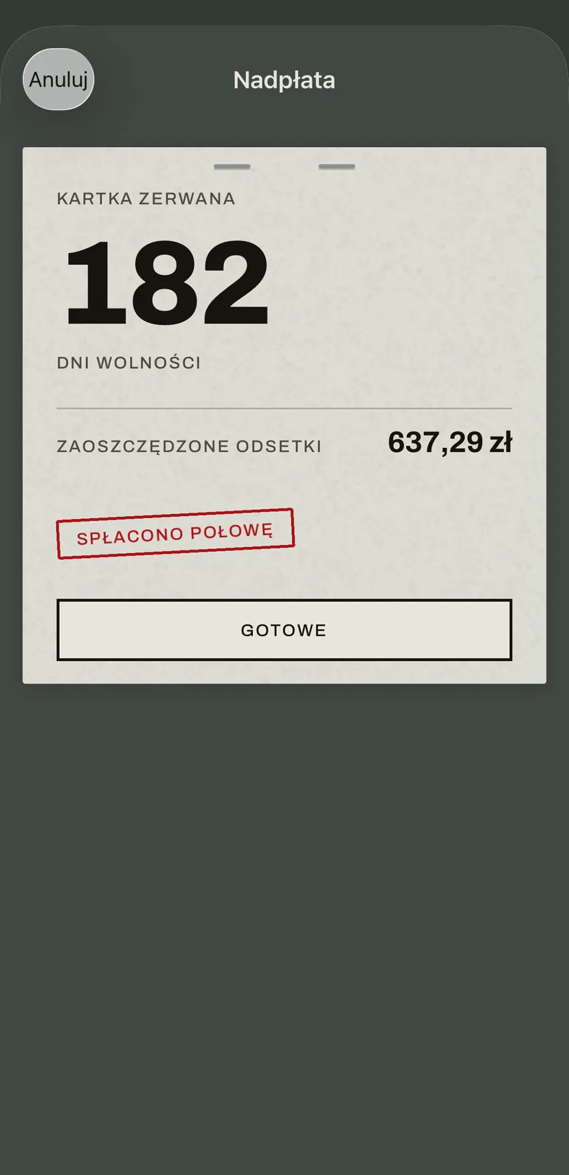 Wynik nadpłaty karty kredytowej: dni, o które wcześniej będziesz bez długów, zaoszczędzone odsetki i czerwona pieczątka „Spłacono połowę”.