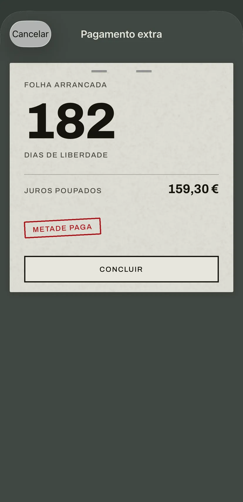 O resultado de um pagamento extra no cartão de crédito: os dias que ficas livre mais cedo, os juros poupados e o carimbo vermelho «Metade paga».